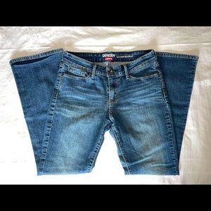 Women’s Denizen Levi’s. Size 8. Modern bootcut in “Groove Indigo”.